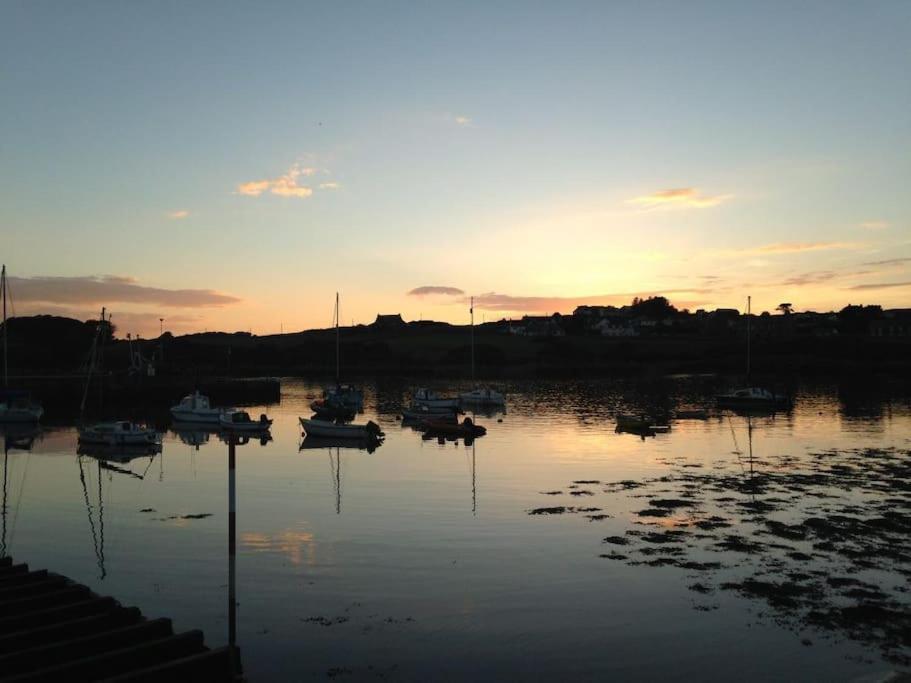 3 Bedroom Townhouse Right On The Harbour Isle of Whithorn Экстерьер фото