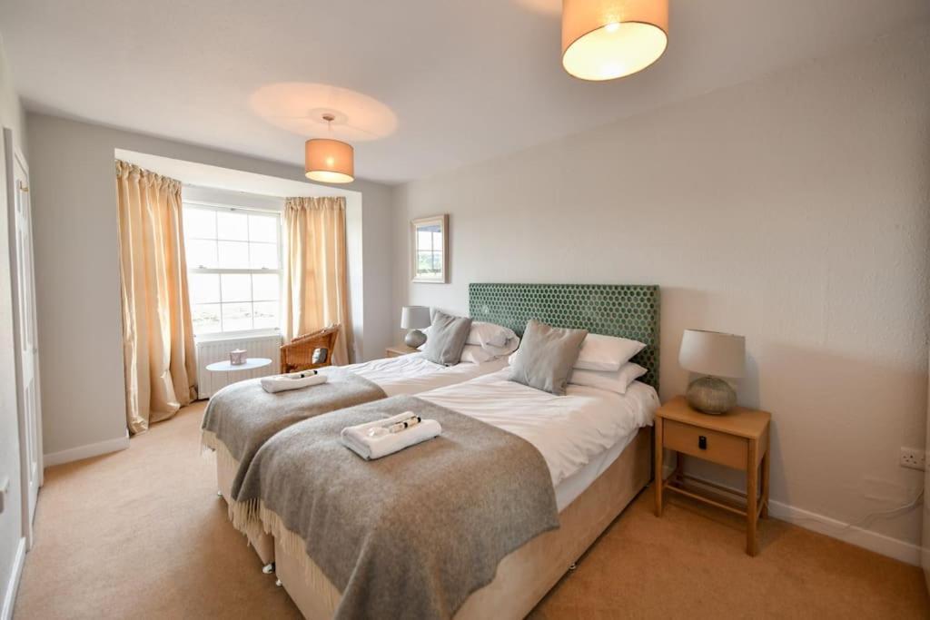3 Bedroom Townhouse Right On The Harbour Isle of Whithorn Экстерьер фото
