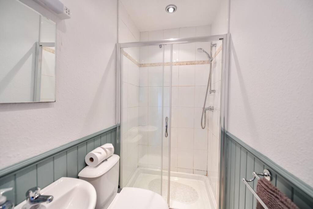 3 Bedroom Townhouse Right On The Harbour Isle of Whithorn Экстерьер фото