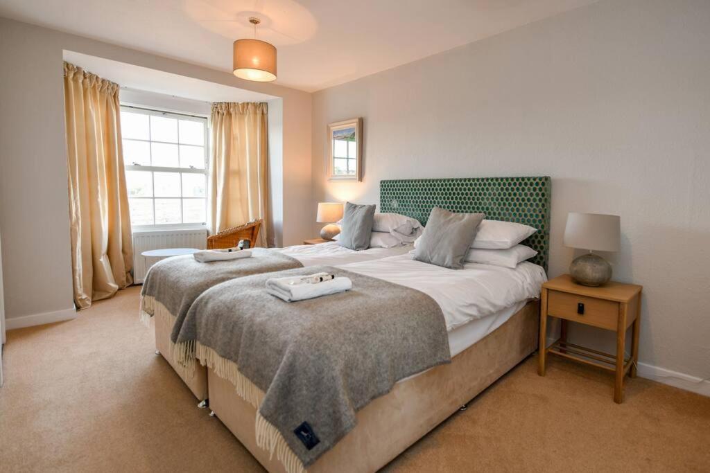 3 Bedroom Townhouse Right On The Harbour Isle of Whithorn Экстерьер фото
