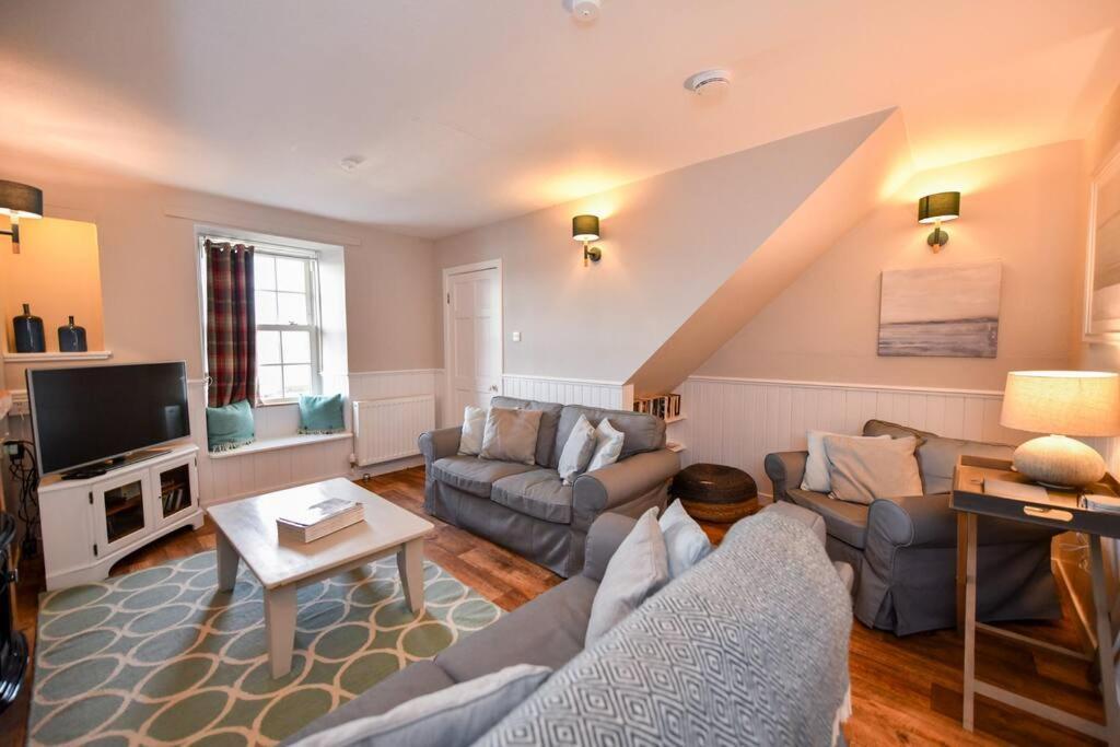 3 Bedroom Townhouse Right On The Harbour Isle of Whithorn Экстерьер фото
