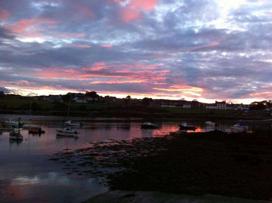 3 Bedroom Townhouse Right On The Harbour Isle of Whithorn Экстерьер фото