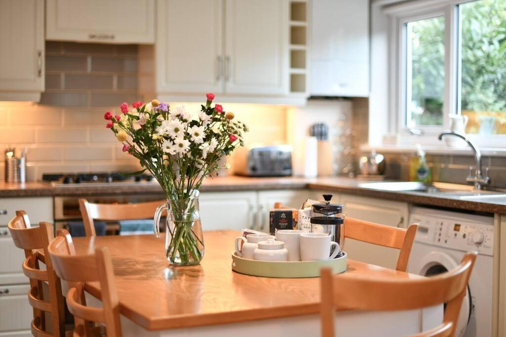 3 Bedroom Townhouse Right On The Harbour Isle of Whithorn Экстерьер фото