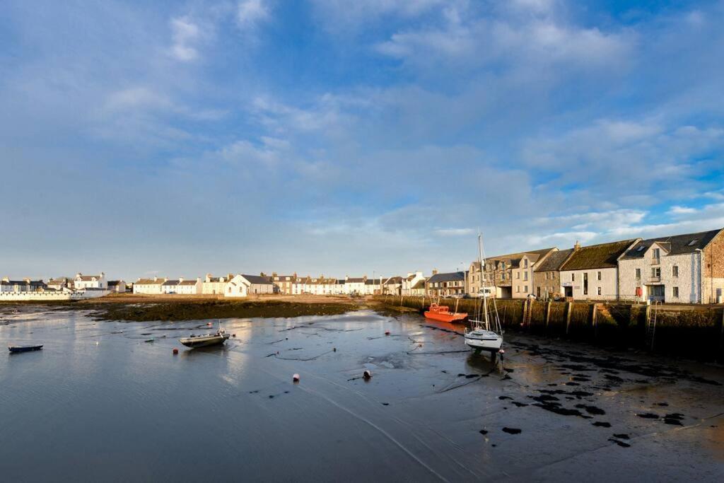 3 Bedroom Townhouse Right On The Harbour Isle of Whithorn Экстерьер фото