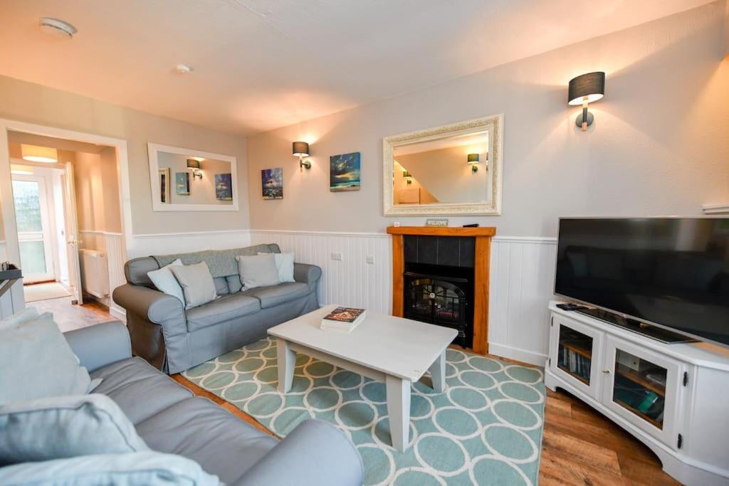3 Bedroom Townhouse Right On The Harbour Isle of Whithorn Экстерьер фото